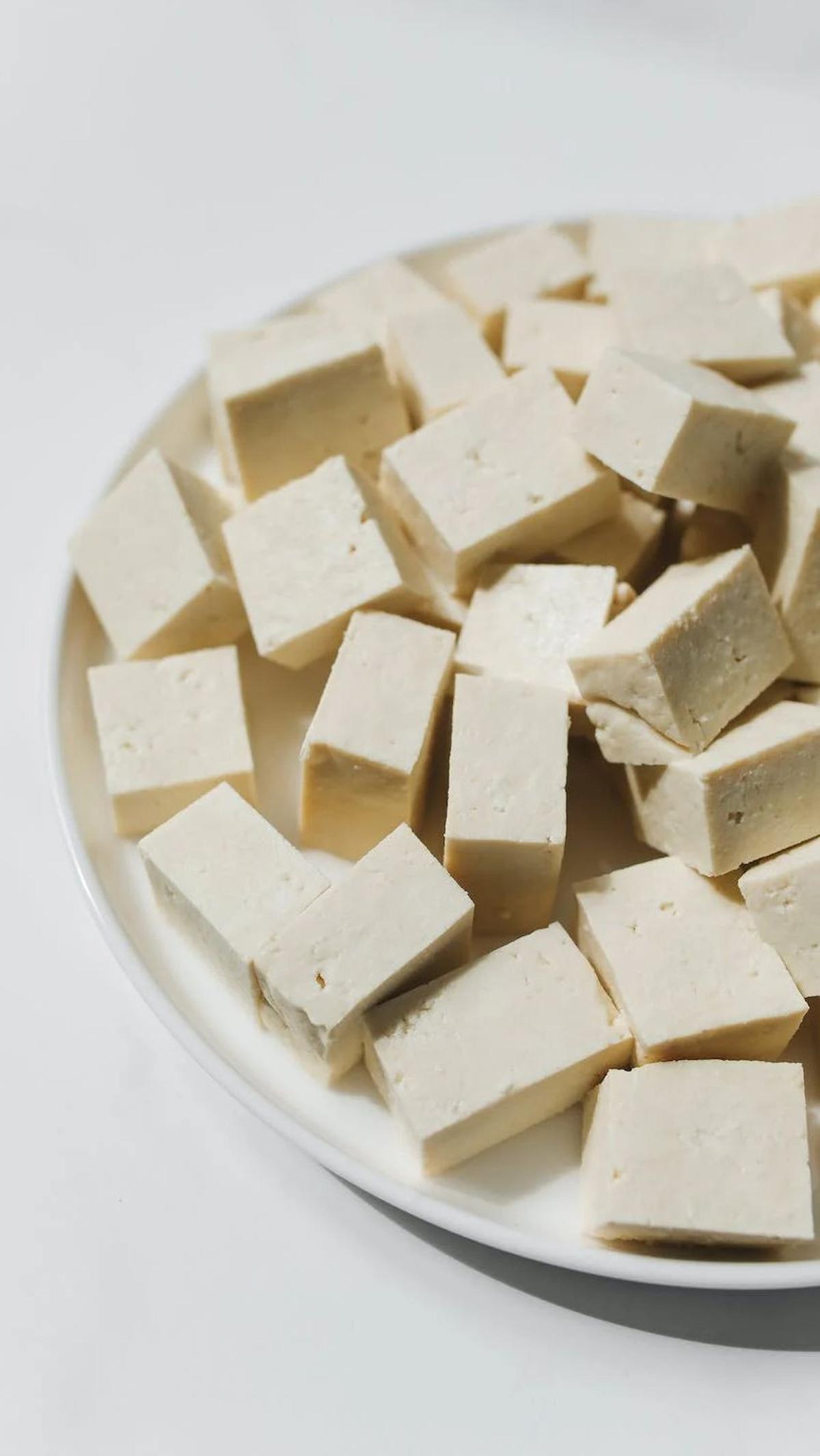 1. Tempe<br>Tempe, olahan kedelai fermentasi, mengandung 20,8 gram protein dalam 100 gram. Tempe juga menyediakan karbohidrat, serat, kalsium, vitamin B, dan zat besi