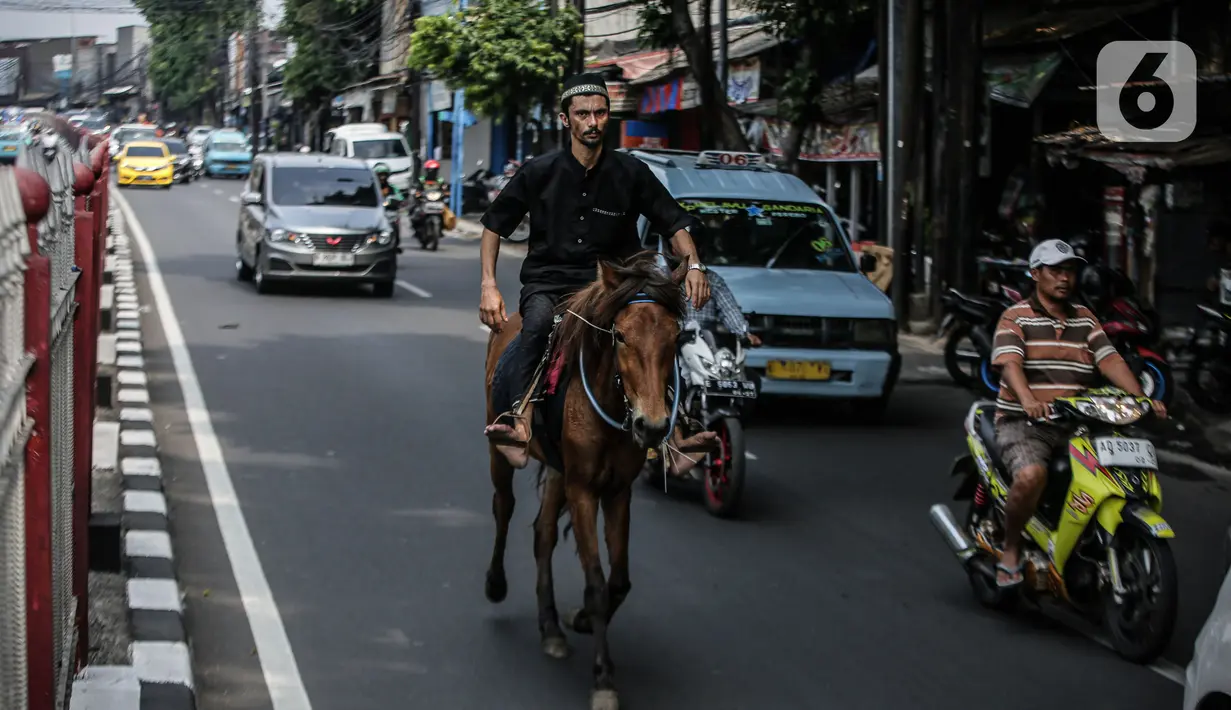 Aksi pria tersebut menarik perhatian sejumlah pengguna jalan dikarenakan dinilai cukup unik. (Liputan6.com/Faizal Fanani)