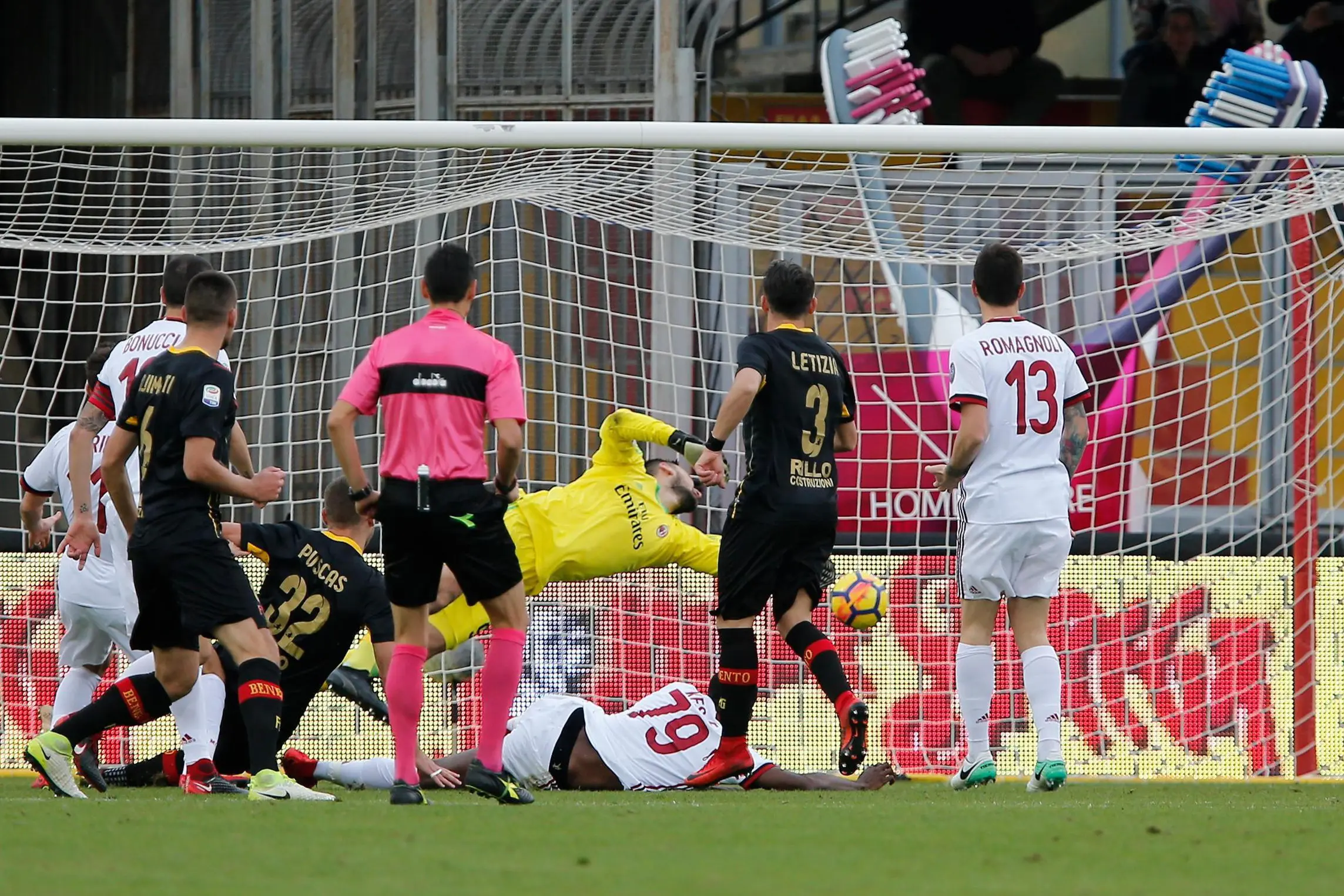 Proses terjadinya gol penyerang Benevento, George Puscas ke gawang AC Milan, Minggu (3/12/2017). (Mario Taddeo/ANSA via AP)