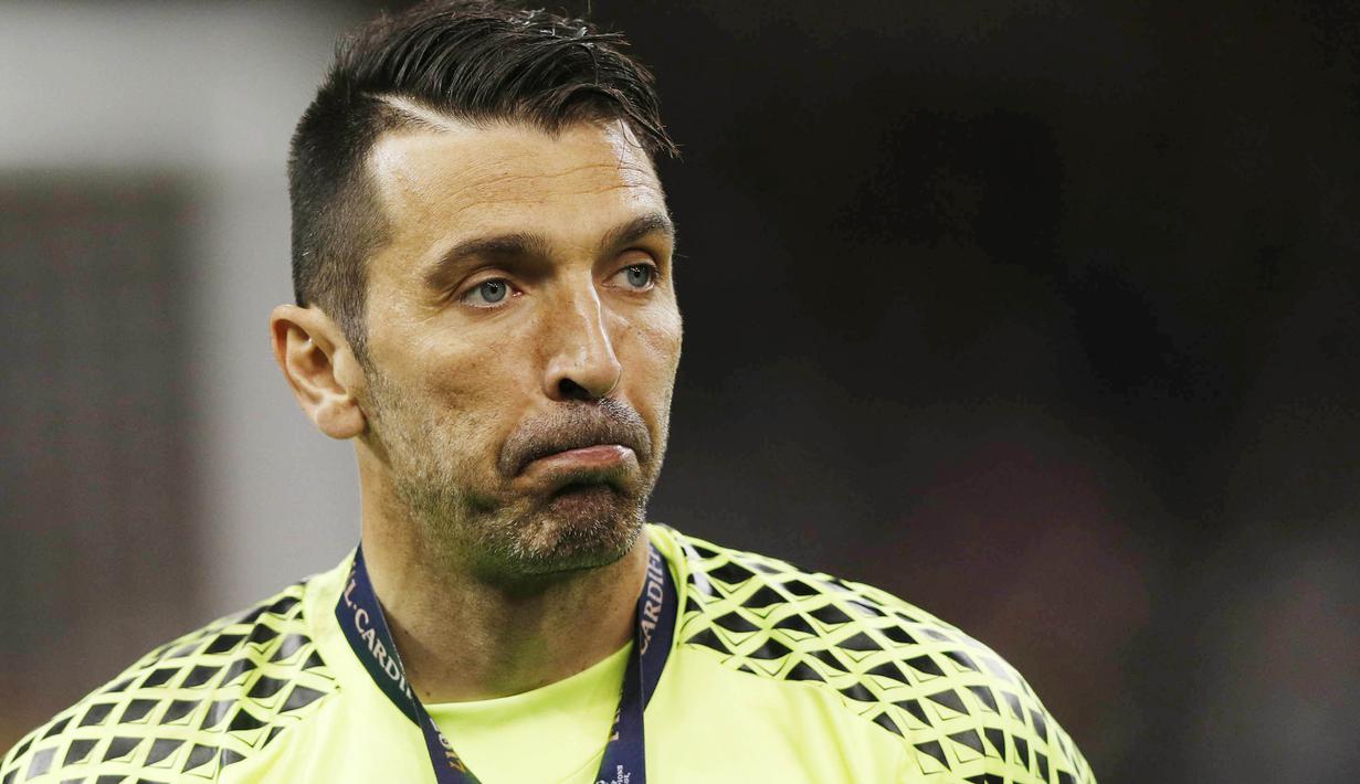 Kiper Juventus, Gianluigi Buffon, tampak sedih usai menelan kekalahan dari Real Madrid pada laga final Liga Champions di Stadion Millennium, Sabtu (3/6/2017). Juventus kalah 1-4 dari Real Madrid. (AFP/Adrian Dennis)