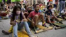 Anak-anak berpartisipasi dalam perlombaan jalanan tradisional "carruchas", sebutan untuk mobil kayu darurat di Caracas, Venezuela, Sabtu (18/12/2021). Anak-anak menikmati perlombaan yang menandai 10 tahun melestarikan tradisi ini. (AP Photo/Ariana Cubillos)