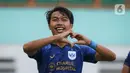 Bek PSIS Semarang, Riyan Ardiansyah merayakan gol kemenangan timnya dalam laga pekan pertama BRI Liga 1 2021/2022 melawan Persela Lamongan di Stadion Wibawa Mukti, Sabtu (4/9/2021). PSIS menang dramatis 1-0 atas Persela berkat gol di menit akhir. (Bola.com/Bagaskara Lazuardi)