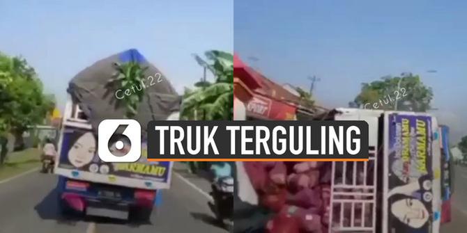 VIDEO: Ngeri Truk Bawa Muatan Terguling di Jalan, Ini Dia Penyebabnya