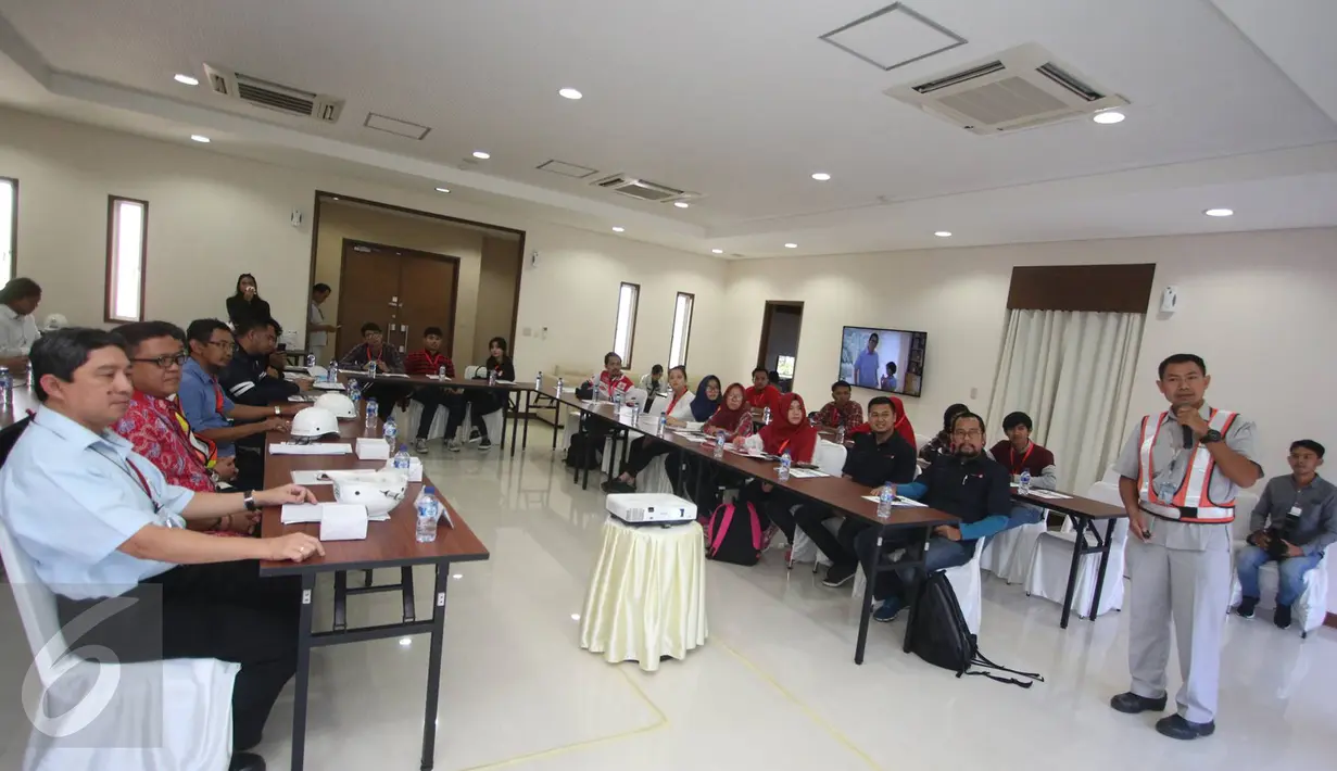 Peserta Campus CJ Edutrip menyimak proses pembuatan mobil Toyota Fortuner dan Innova di TMMIN Karawang Plant 1, Jawa Barat, Kamis (23/2). Kegiatan yang diikuti oleh mahasiswa dan blogger. (Liputan6.com/Immanuel Antonius)