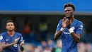 Pemain Chelsea Tammy Abraham (kanan) dan Emerson Palmieri bertepuk tangan kepada penonton usai menghadapi Leicester City dalam pertandingan Liga Inggris di Stadion Stamford Bridge, London, Minggu (18/8/2019). Pertandingan berakhir imbang 1-1. (AP Photo/Frank Augstein)