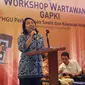 Ketua LPEM UI dari Universitas Indonesia, Eugenia Mardanugraha dalam workshop GAPKI 'HGU Perkebunan sawit dan kawasan hutan', di Bandung, Rabu (23/8/2023). Ia mengatakan bahwa Indonesia tidak menikmati keuntungan seutuhnya dari kegiatan ekspor sawit. (Tira/Liputan6.com)