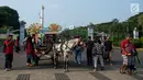 Pengunjung naik delman melintas di depan Monas ketika hari libur Lebaran hari kedua, Jakarta, Kamis (6/6/2019). Libur hari Lebaran dimanfaatkan sejumlah warga dari Jabodetabek untuk berpergian ke tempat wisata yang ada di Jakarta. (merdeka.com/Imam Buhori)