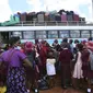 Anak-anak sekolah menunggu untuk naik bus menuju sekolah di Harare, Minggu (6/2/2022). Sekolah-sekolah di Zimbabwe dibuka kembali pada 7 Februari setelah penundaan selama berminggu-minggu dalam mengizinkan siswa kembali menyusul meningkatnya infeksi COVID-19. (AP Photo/Tsvangirayi Mukwazhi)