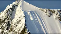 Seorang pemain ski sedang merekam video ketika ia terjatuh dari ketinggian gunung hingga 488 meter ke bawah. Hebatnya, ia selamat.