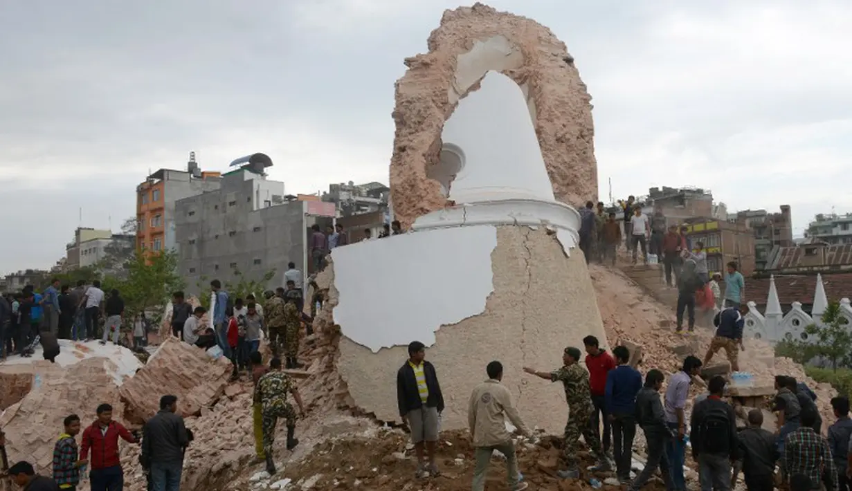 Dharahara Tower yang dibangun pada 1832 dan setinggi 62 meter hancur akibat gempa berkekuatan 7,8 Skala Richter, Minggu (26/4/2015). (AFP Photo/Prakash Mathema)