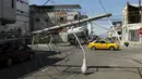 Sebuah tiang listrik roboh menutupi jalanan setelah gempa 7,8 SR mengguncang lepas pantai Pasifik Ekuador di Manta, Minggu (17/4). Gempa kuat tersebut setidaknya menewaskan 246 orang dan melukai 2.527 lainnya.  (REUTERS/Guillermo Granja)