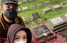 7 Potret Regina Phoenix Ajak Pacar Ziarah, Sebut Okin Jadi Orang Asing Pertama yang Datang ke Makam Sang Ibu