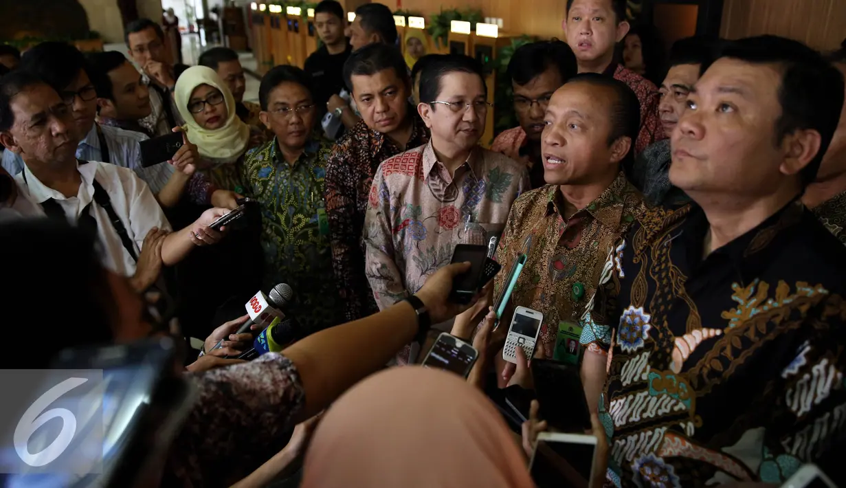 Sekjen Kementerian LHK, Bambang Hendroyono (tengah) bersama Kepala BRG, Nazir Foead (kanan) dan Presdir, PT Riau Andalan Pulp and Paper Tony Wenas memberikan keterangan pers usai rapat tertutup di Jakarta, Jumat (9/9). (Liputan6.com/Johan Tallo)