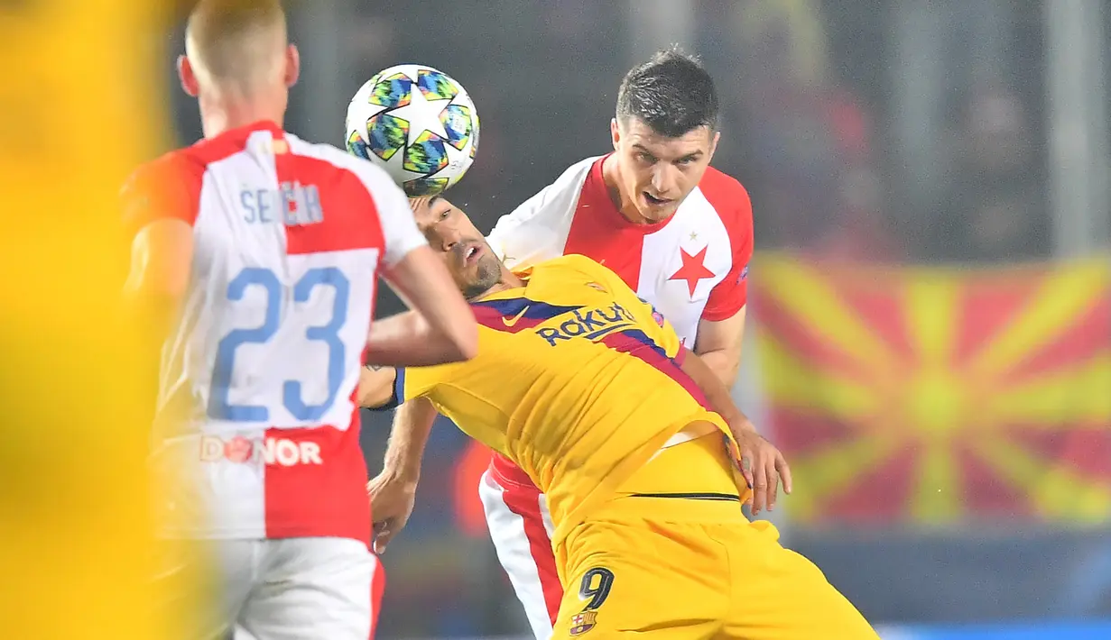 Luis Suarez. Duel Ondrej Kudela dan Luis Suarez ini terjadi di matchday ketiga Grup F Liga Champions 2019/2020, 23 Oktober 2019 di Praha, Republik Ceska. Slavia Praha kalah 1-2 dari tamunya Barcelona. (AFP/Joe Klamar)