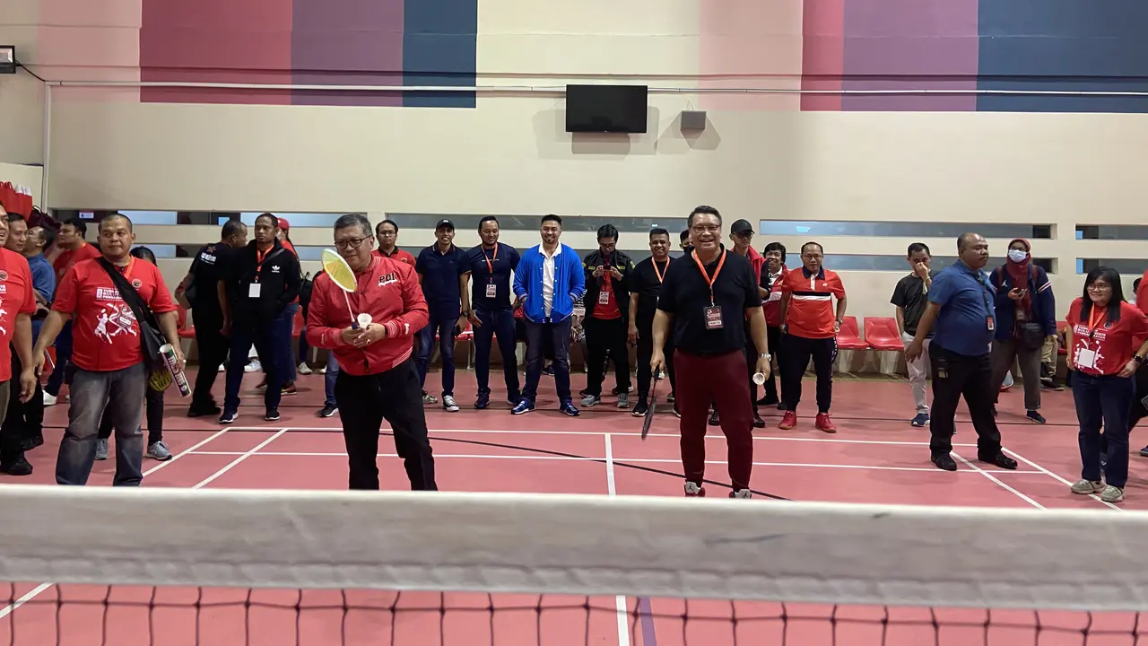 PDIP Menggelar turnamen bulu tangkis antar ormas kepemudaan di GBK Arena Jakarta, Minggu (23/10/2022).
