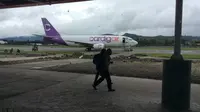 Pesawat cargo yang melayani penerbangan di salah satu kabupaten yang terletak di Pegunungan tengah Papua, Kabupaten Jayawijaya. (Liputan6.com / Katharina Janur)