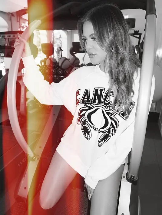 Pasang alarm agar kamu tak lua minum air putih. Air putih bisa membantu menurunkan berat badan. (instagram/khloekardashian)