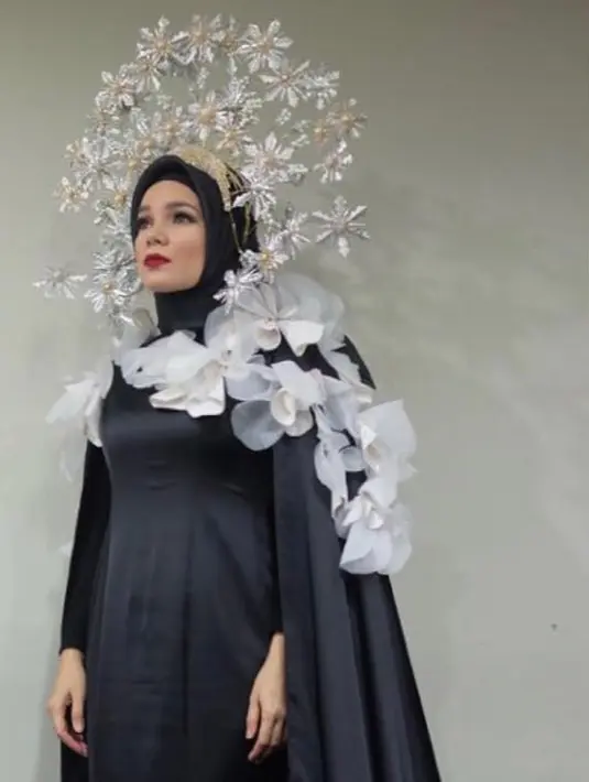 Di keseharian, Dewi memang selalu berhijab dengan simple. Namun lain halnya saatia berada di panggung, seperti belum lama ini contohnya. Di Konser Ayat-Ayat Cinta, Dewi Sandra tampil begitu glamor. (Instagram/dewisandra)