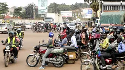 Bagi puluhan ribu pria di ibu kota Uganda, Kampala, inilah cara untuk mencari nafkah. Bagi yang lain, sepeda motor yang melaju dengan cepat mewakili kekacauan kota sebagai sarana transportasi yang penting namun mengancam. (AP Photo/Hajarah Nalwadda)