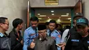 Ketua Mahkamah Kehormatan Dewan (MKD) DPR Surahman Hidayat keluar dari ruang rapat, Jakarta, Senin (23/11/2015). Ia menyatakan semua pihak tidak dapat melakukan intervensi terhadap MKD (Liputan6.com/Johan Tallo)