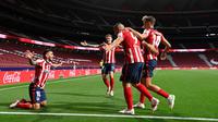 Para pemain Atletico Madrid merayakan gol yang dicetak Angel Correa dalam laga kontra Real Sociedad pada jornada 36 La Liga Spanyol, Kamis (13/5/2021) dini hari WIB. Atletico Madrid menang 2-1 dalam laga ini. (PIERRE-PHILIPPE MARCOU / AFP)