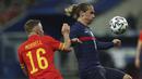 Striker Prancis, Antoine Griezmann (kanan) menguasai bola dibayangi gelandang Wales, Joe Morrell dalam laga uji coba menjelang berlangsungnya Euro 2020 di Allianz Riviera Stadium, Nice, Rabu (2/6/2021). Prancis menang 3-0 atas Wales. (AP/Daniel Cole)