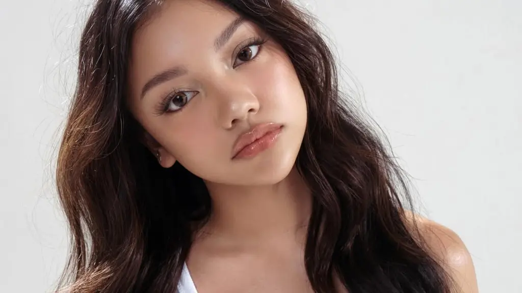 Dalam foto tersebut, penyanyi sekaligus aktris ini terlihat mengikuti tren pose Gen Z pout, yakni ekspresi bibir yang sedikit mengerucut dengan tatapan lembut ke arah kamera. Pose sederhana ini sukses memberikan kesan manis, santai, sekaligus fotogenik. [@naura.ayu].