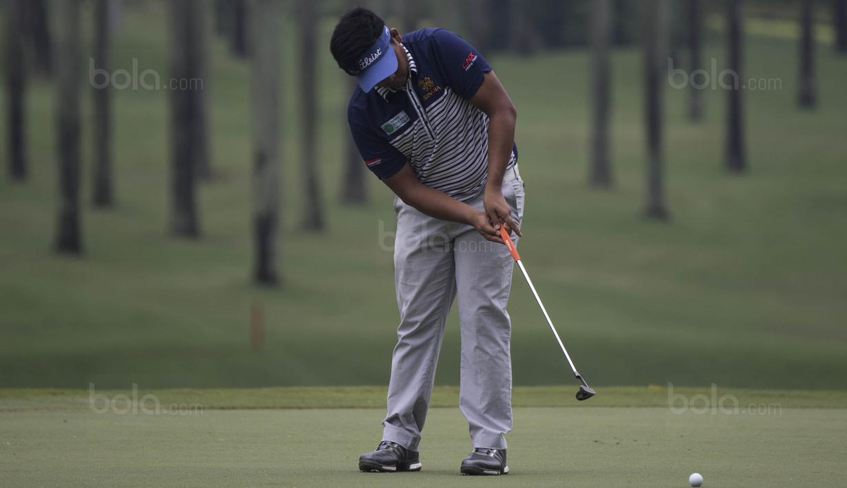 Seorang pegolf tampil pada turnamen Golf Indonesia Open di Lapangan Golf Pondok Indah, Jakarta, Minggu (29/10/2017). Turnamen bertaraf Asian Tour tersebut dari 26-29 Oktober. (Bola.com/Vitalis Yogi Trisna)