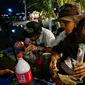 Orang-orang merayakan legalisasi ganja di "Thailand: 420 Legalaew!" festival akhir pekan yang diselenggarakan oleh Highland di provinsi Nakhon Pathom pada 11 Juni 2022. (AFP/Lillian Suwanrumpha)