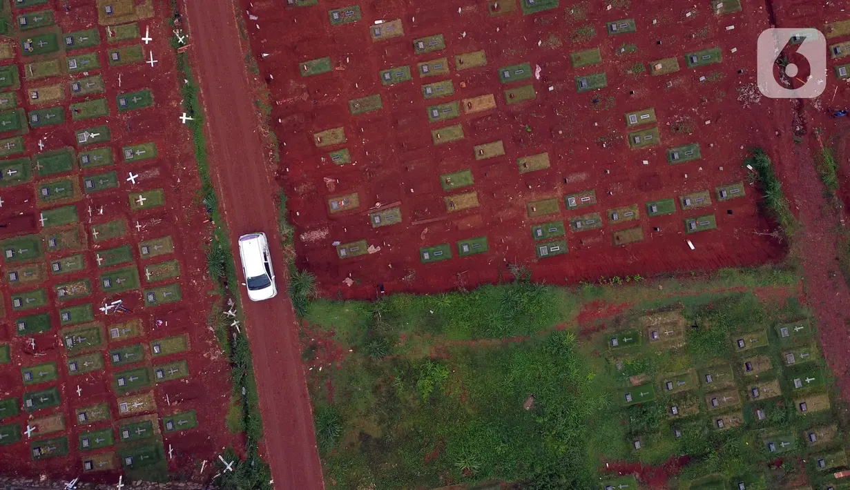 Foto udara memperlihatkan kondisi area pemakaman jenazah dengan protokol COVID-19 di TPU Pondok Ranggon, Jakarta, Kamis (12/10/2020). Gubernur DKI Jakarta Anies Baswedan menganggarkan Rp254 miliar guna menambah lahan pemakaman jenazah dengan protokol Covid-19. (Liputan6.com/Helmi Fithriansyah)