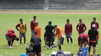"Kami fokus latihan siang hari untuk menaikkan kondisi fisik pemain," ujar Kas Hartadi.