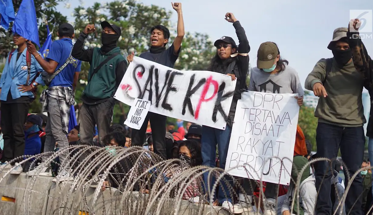 Massa aksi yang tergabung dari elemen mahasiswa, buruh, dan pelajar membawa spanduk dalam unjuk rasa di depan Gedung DPR RI, Jakarta, Senin (30/9/2019). Aksi unjuk rasa tersebut menyikapi penolakan terhadap UU KPK dan sejumlah RUU yang dinilai bermasalah. (Liputan6.com/Immanuel Antonius)