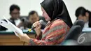 Atut menangis ketika bercerita mengenai anak bungsunya Ananda Triana Salichan saat membacakan nota pembelaan (pledoi), Pengadilan Tipikor Jakarta, Kamis (21/8/2014) (Liputan6.com/Panji Diksana)