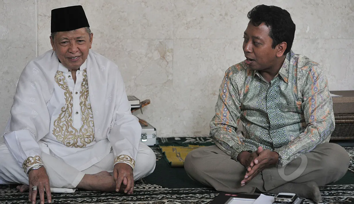 Ketum PPP versi Muktamar Surabaya, Romahurmuzy (kanan) berbincang dengan mantan Wapres RI, Hamzah Haz di kawasan Kuningan, Jakarta, Selasa (7/4/2015). Pertemuan dihadiri para petinggi partai tersebut dan berlangsung tertutup. (Liputan6.com/Johan Tallo)