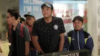 Kiper Arema, Utam Rusdiana (tengah), banjir pujian dari Aremania. (Bola.com/Iwan Setiawan)