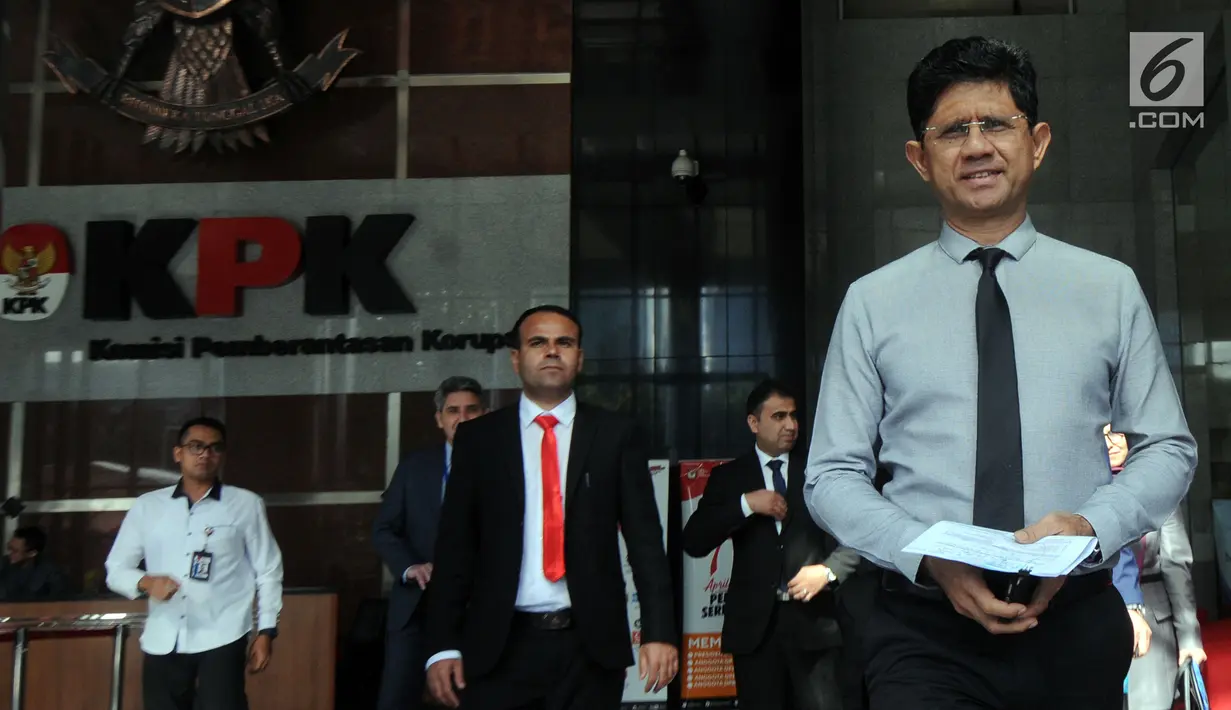 Wakil Ketua KPK, Laode Muhammad Syarif usai melakukan pertemuan dengan para petinggi anti korupsi dari Negara Afghanistan di Gedung KPK, Jakarta (11/3). Pertemuan membahas penanganan tidak pidana korupsi dan pencegahan. (merdeka.com/dwi narwoko)