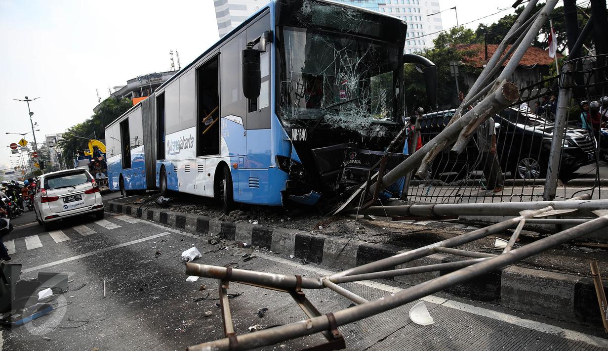 Kondisi bus gandeng TransJakarta yang menabrak pagar pembatas jalan di Jalan Gunung Sahari arah Markas Besar Angkatan Laut (MBAL), Jakarta, Selasa (6/9). Bagian depan bus ringsek dan kaca depan retak akibat tabrakan itu. (Liputan6.com/Faizal Fanani)