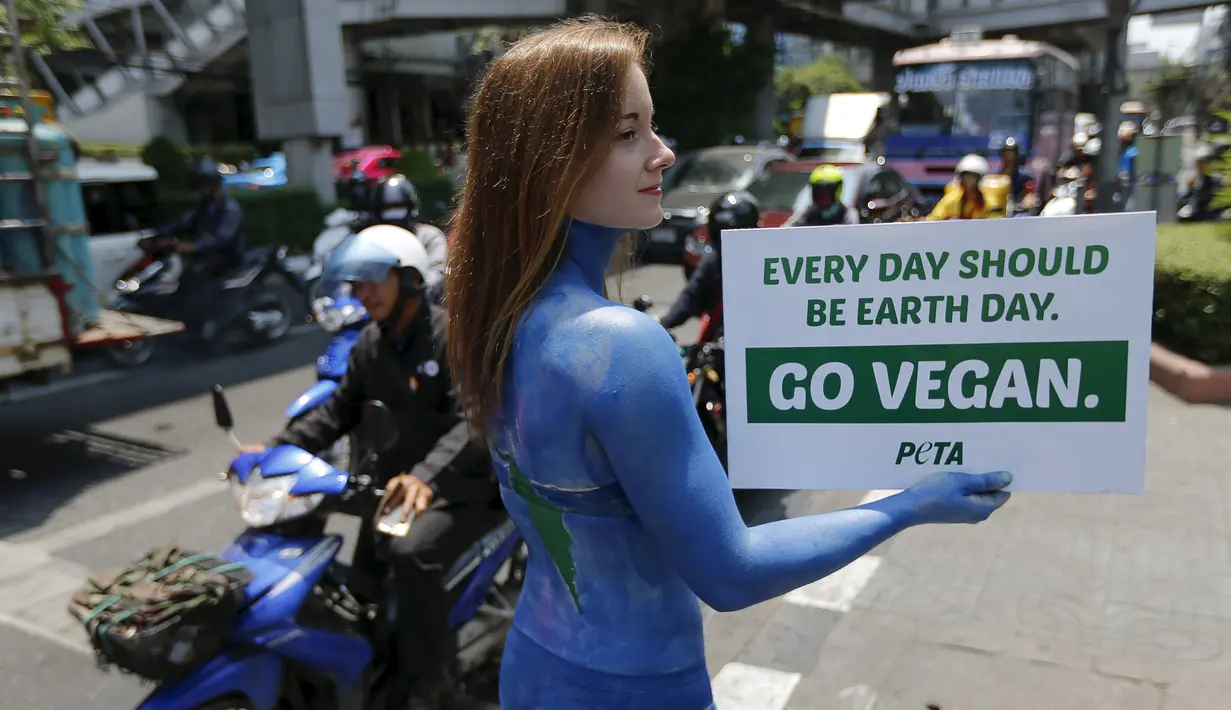 Seorang wanita saat melakukan aksi untuk mempromosikan veganisme di Bangkok tanggal 21 April 2016. Veganisme adalah sebuah filosofi dan gaya hidup yang peduli dan mempraktikkan kehidupan tanpa segala bentuk eksploitasi hewan. (REUTERS / Jorge Silva)