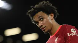 Trent Alexander-Arnold telah membuktikan dirinya sebagai salah satu bek kanan terbaik di dunia. Bergabung pada musim 2016/17, pemain 23 tahun tersebut mampu menjadi pemain andalan Jurgen Klopp dan berhasil mencatatkan 100 penampilannya pada 2020 lalu dengan koleksi 77 kemenangan. (AFP/Oli Scarff)