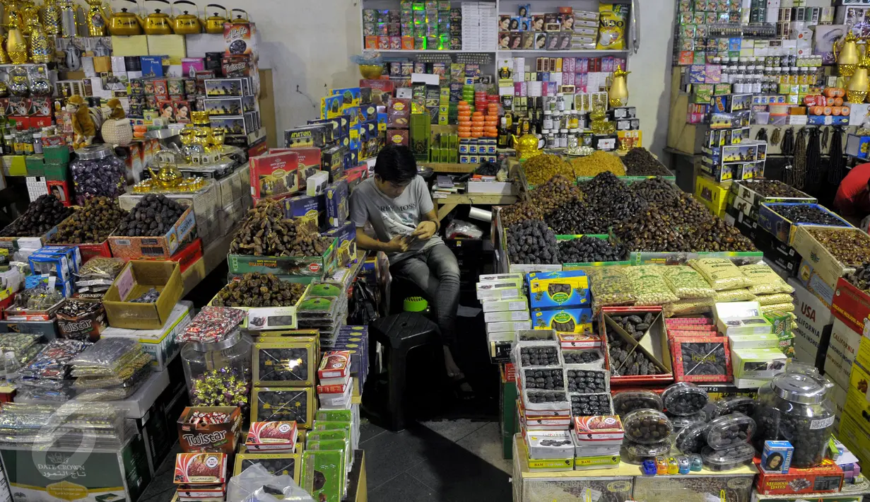 Penjual menunggu buah kurma dagangannya di pasar Tanah Abang, Jakarta, Jumat (26/6/2015). Memasuki Ramadan, penjualan kurma meningkat karena buah asal Timur Tengah ini banyak dikonsumsi untuk berbuka puasa. (Liputan6.com/Johan Tallo)