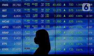 Karyawan melintasi layar pergerakan IHSG, Jakarta, Rabu (3/8/2022). Indeks Harga Saham Gabungan (IHSG) pada perdagangan di Bursa Efek Indonesia, Rabu (3/08/2022), ditutup di level 7046,63. IHSG menguat 58,47 poin atau 0,0084 persen dari penutupan perdagangan sehari sebelumnya. (Liputan6.com/Angga Yuniar)