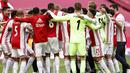 Para pemain Ajax Amsterdam melakukan selebrasi usai memastikan diri meraih gelar juara Liga Belanda usai mencukur Emmen 4-0 dalam laga pekan ke-31 di Stadion Johan Cruijff Arena, Minggu (2/5/2021). (AFP/Maurice Va Steen)