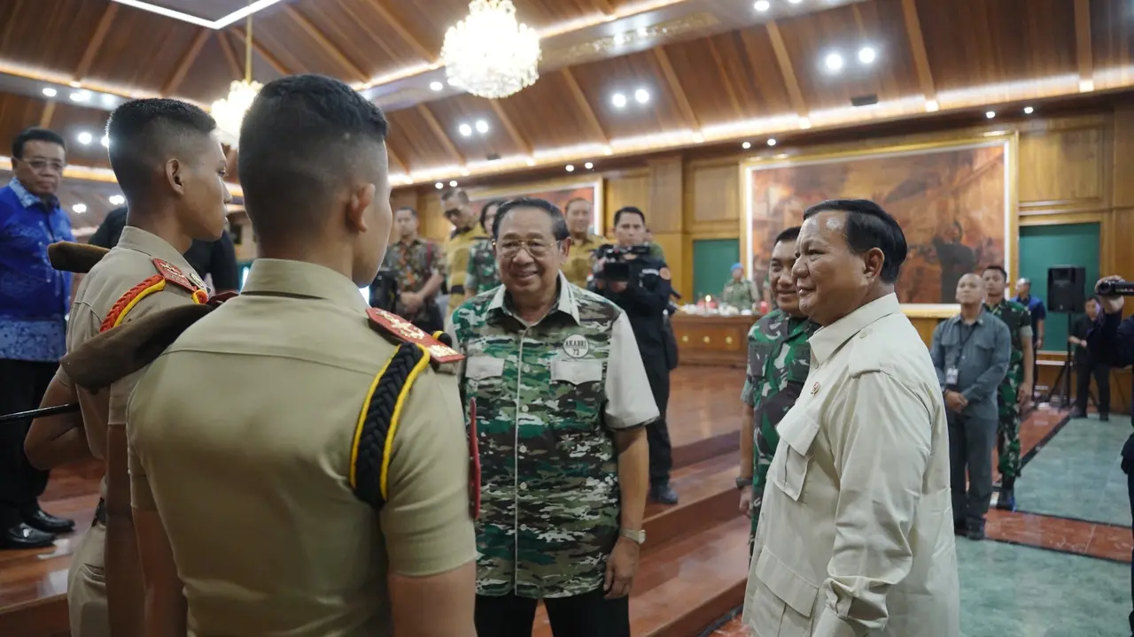 Menteri Pertahanan RI Prabowo Subianto dan Presiden ke-6 Susilo Bambang Yudhoyono dalam acara reuni emas Akabri tahun 1970-1973 bertajuk "Reuni Emas 50 Tahun Cadaka Dharma: Menguak Memori, Merajut Silaturahmi" (Istimewa)