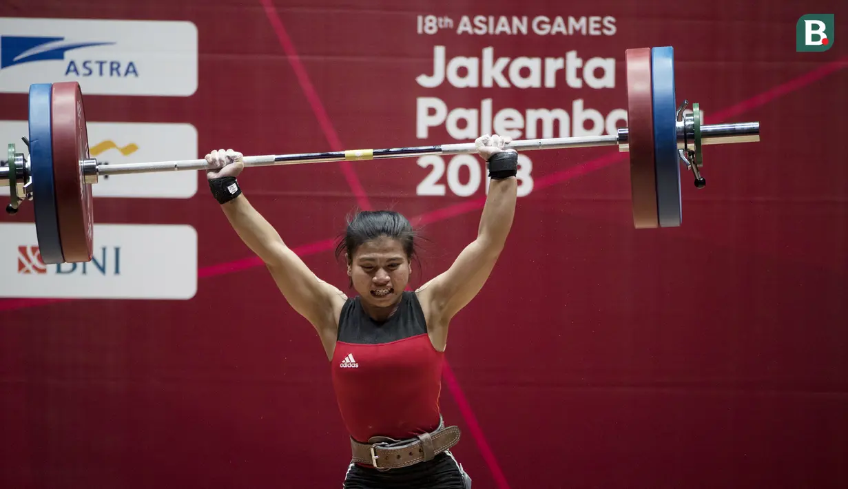 Atlet angkat besi, Sri Wahyuni, saat berlaga pada Asian Games di JIExpo, Jakarta, Senin, (20/8/2018). Sri Wahyuni menyumbang medali perak dengan total angkatan 195 kg. (Bola.com/Vitalis Yogi Trisna)
