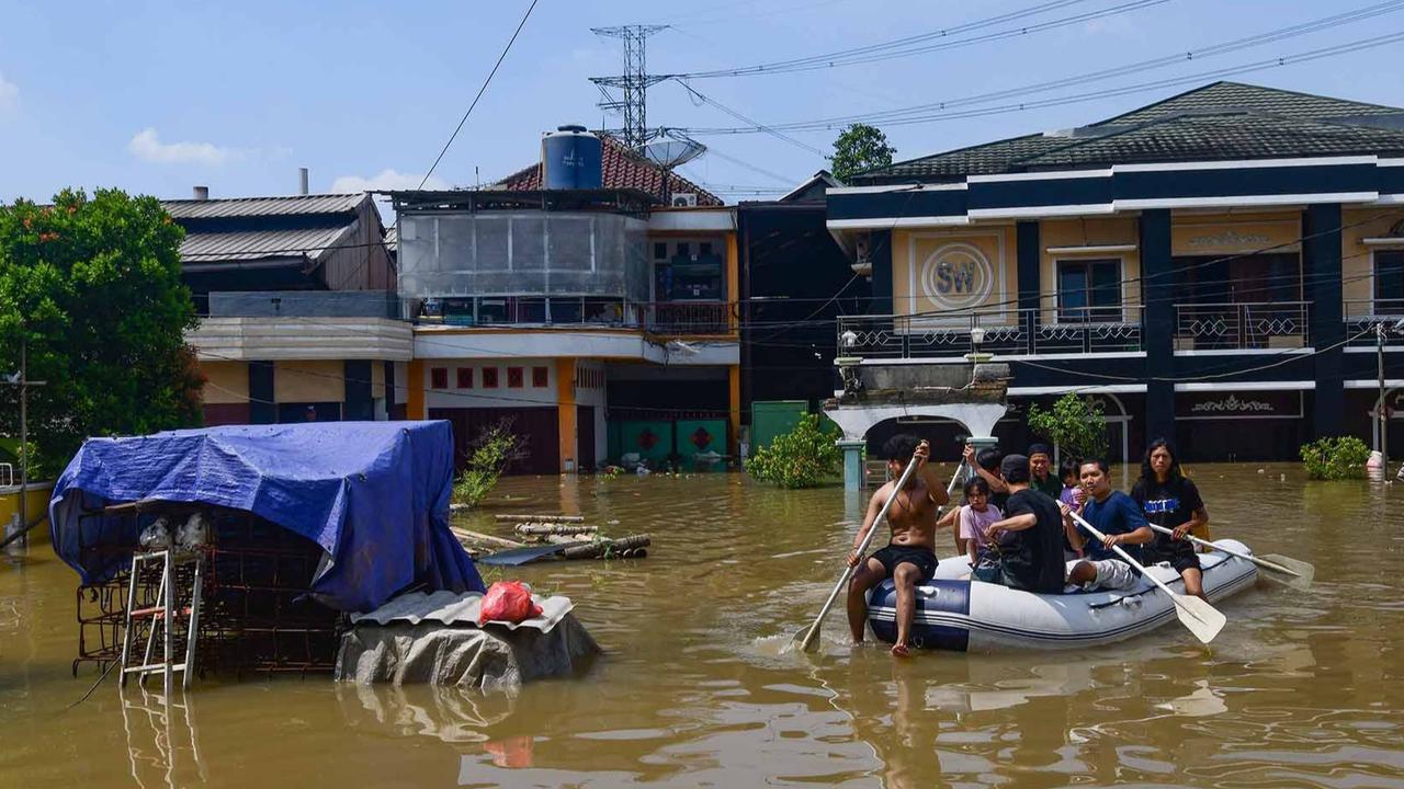 FOTO: Banjir Luapan Kali Angke, Pemuda Tangerang Bahu-Membahu Evakuasi Warga