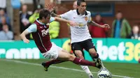 Gelandang Manchester United Angel di Maria ketika mendapat perlawanan dari pemain Burnley (IAN MACNICOL/AFP)