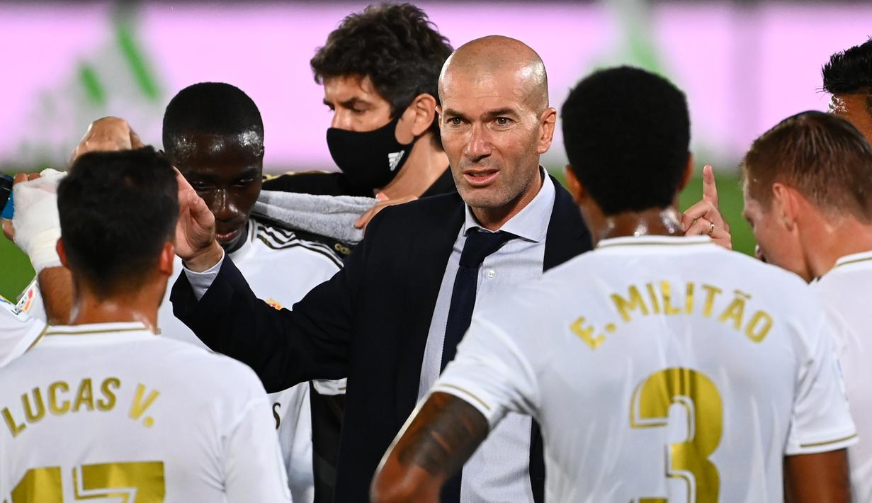 Pelatih Real Madrid, Zinedine Zidane, memberikan arahan kepada pemainnya saat menghadapi Alaves pada laga lanjutan La Liga pekan ke-35 di Stadion Alfredo di Stefano, Sabtu (11/7/2020) dini hari WIB. Real Madrid menang 2-0 atas Alaves. (AFP/Gabriel Bouys)