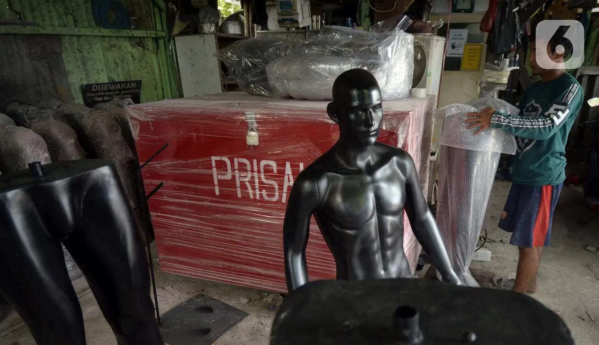 Aktivitas pekerja saat pembuatan maneken di Kebon Jeruk, Jakarta Barat, Senin (28/12/2020). Maneken yang terbuat dari bahan viber tersebut dijual dengan harga Rp 1 juta. (merdeka.com/Dwi Narwoko)