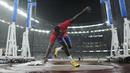 Atlet Kuba, Mario Alberto Diaz terpeleset saat final lempar cakram putra dalam ajang Kejuaraan Dunia Atletik 2025 di Tokyo, Jepang, Minggu (21/09/2025). (AP Photo/Bernat Armangue)