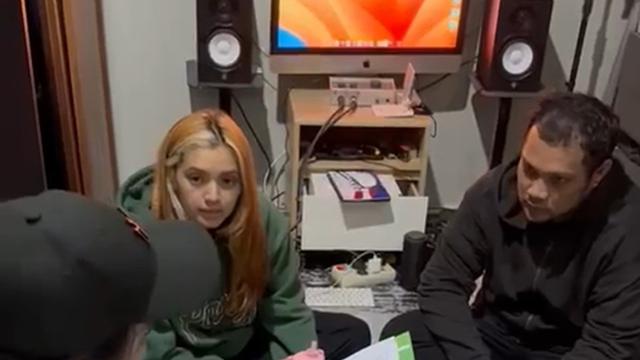 Penyanyi Virgoun Putra Tambunan dan seorang wanita berinisial PA ditangkap terkait kepemilikan narkoba jenis sabu. (Merdeka.com/Rahmat Baihaqi)